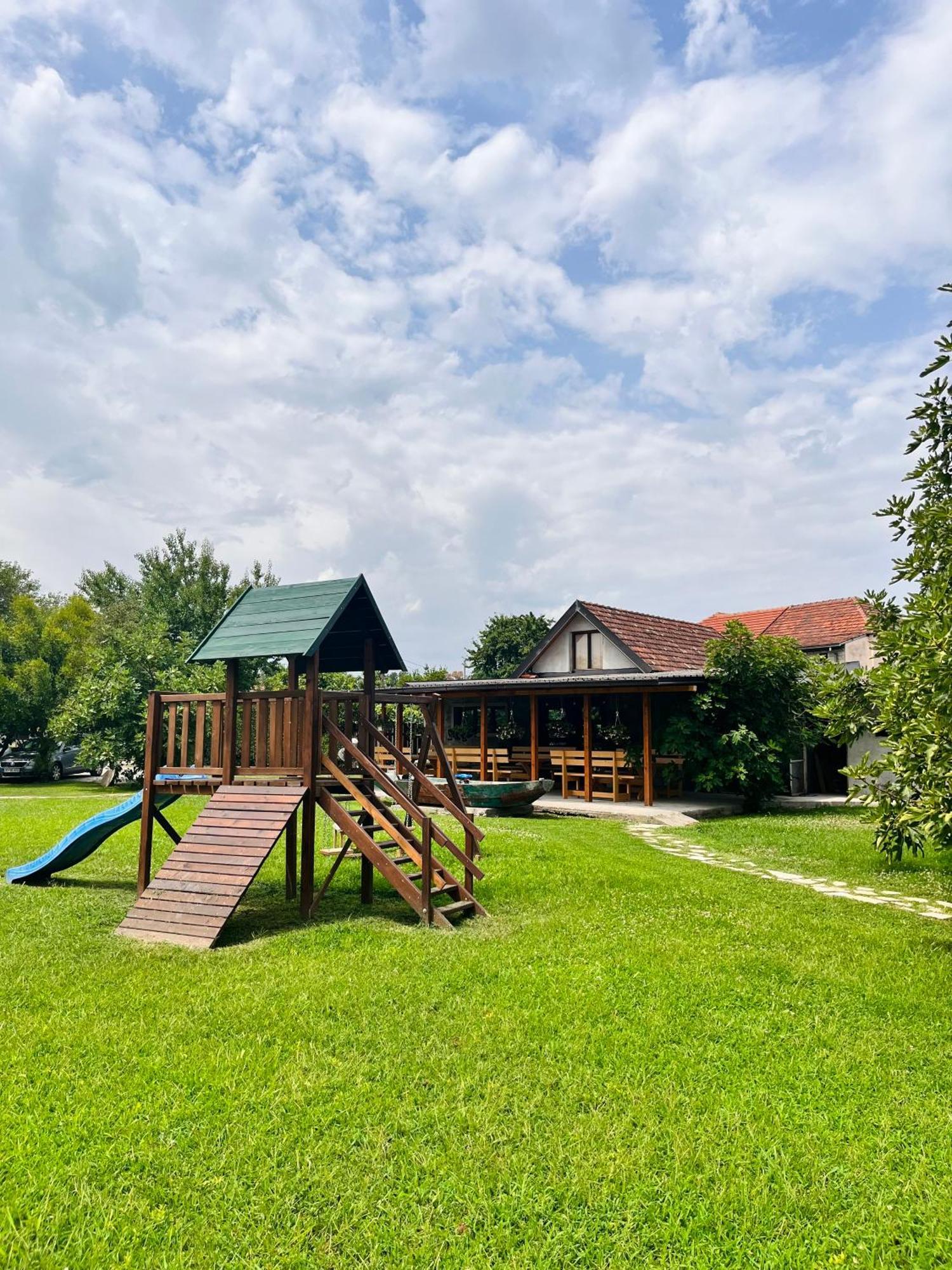 Balabani Local Stay Golubovci Zewnętrze zdjęcie