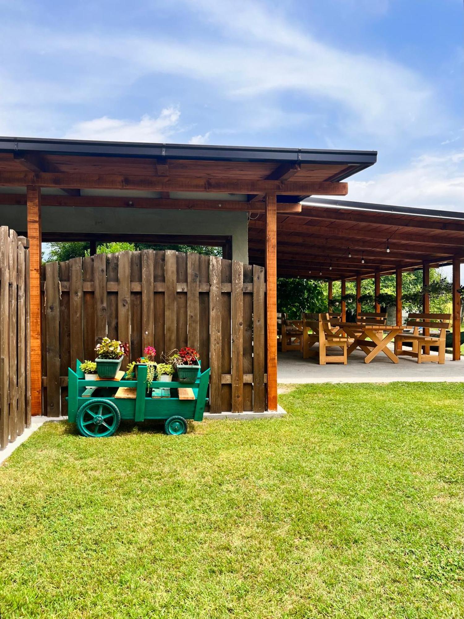 Balabani Local Stay Golubovci Zewnętrze zdjęcie