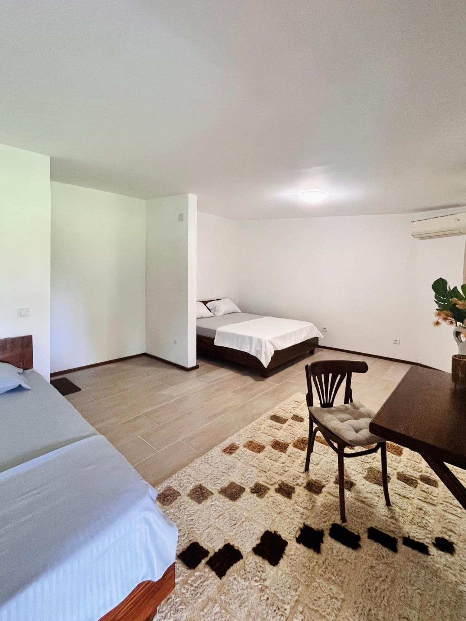 Balabani Local Stay Golubovci Zewnętrze zdjęcie